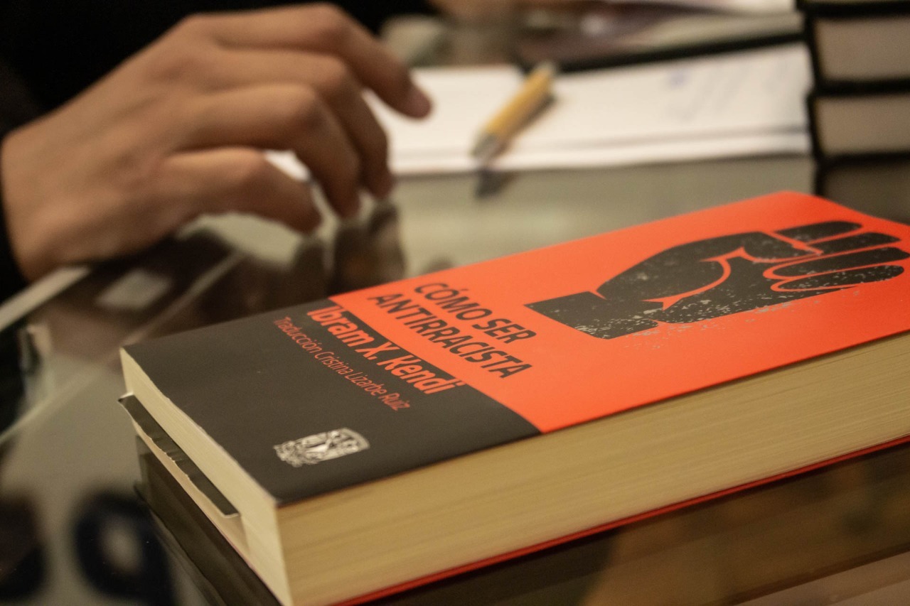 Libro "Cómo ser antirracista" apoyado sobre la mesa