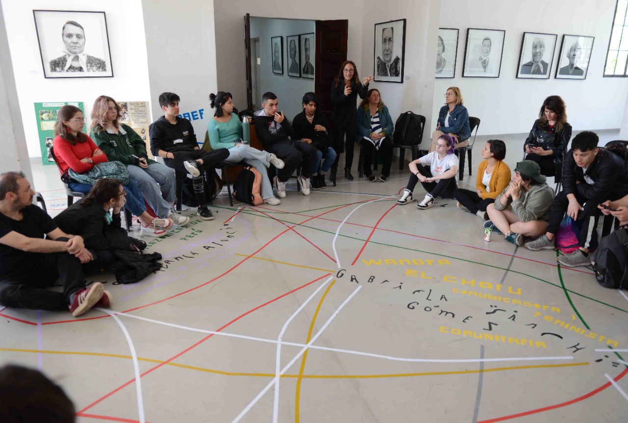 Ronda de jóvenes sentados en el piso participando del taller sobre diversidad sexual.