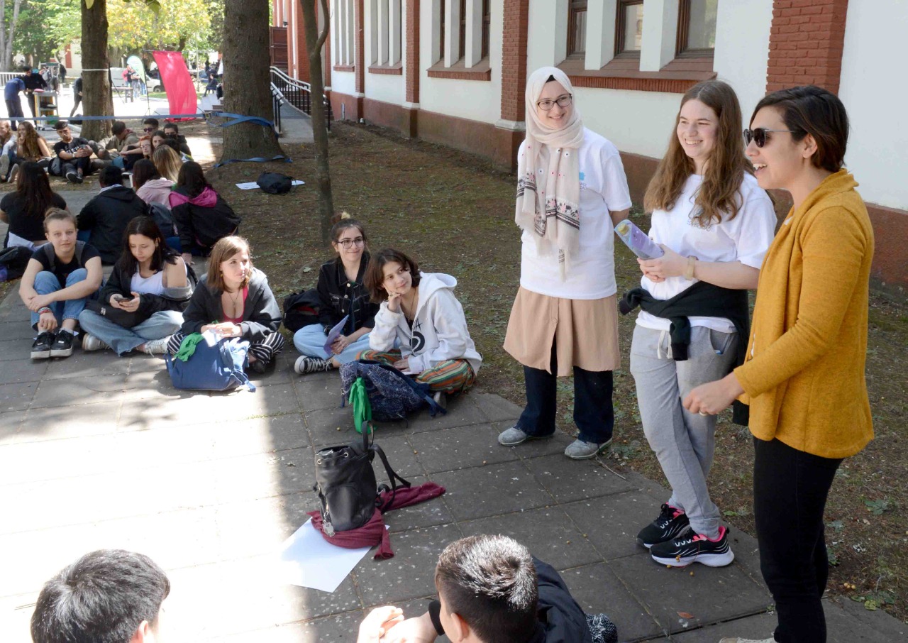 Jóvenes participando de uno de los talleres en el patio de la Ex ESMA.