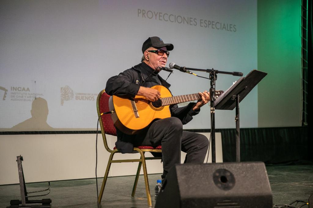 León Gieco cantando recibió al público que ingresaba a la sala