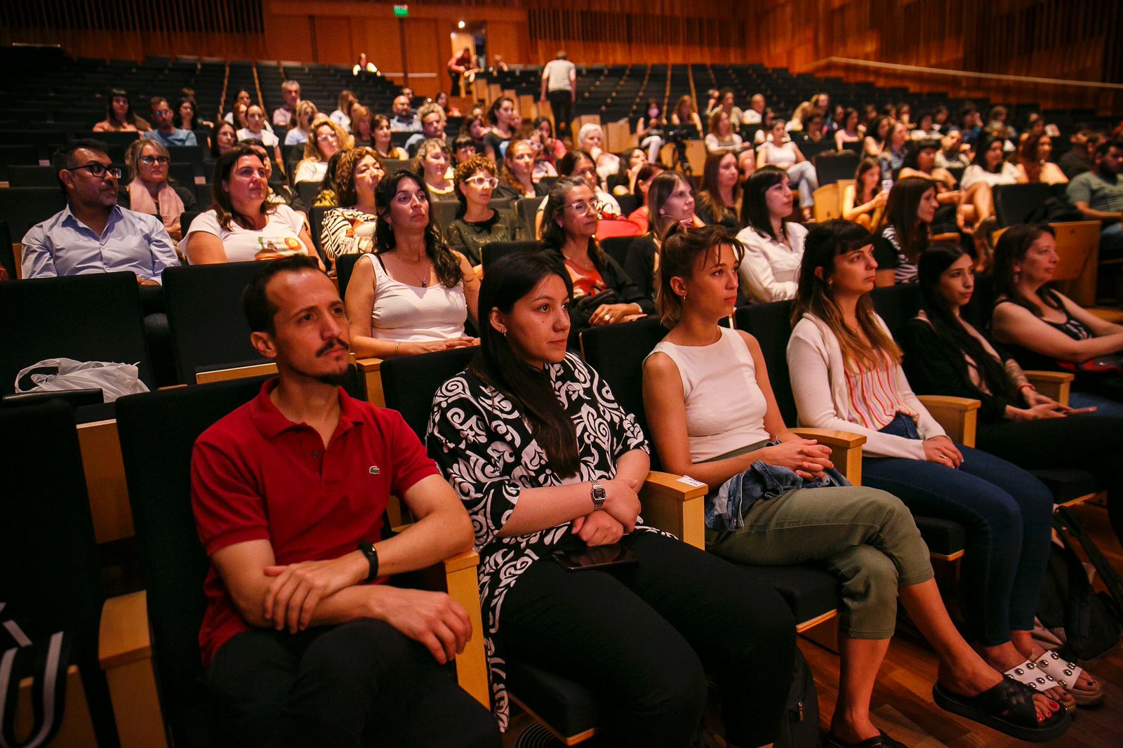 Trabajadores y trabajadoras sociales sentados en el auditorio del Centro Cultural Néstor Kirchner.