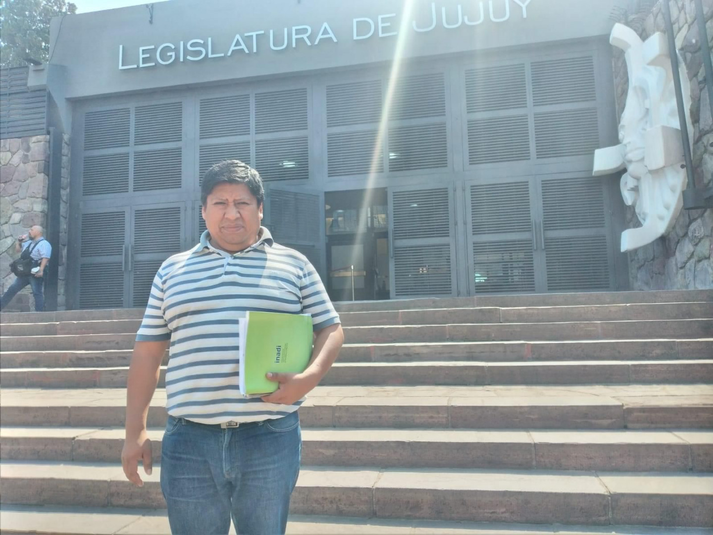 Walter Soriano, delegado INADI, en las escalinatas de la Legislatura de Jujuy
