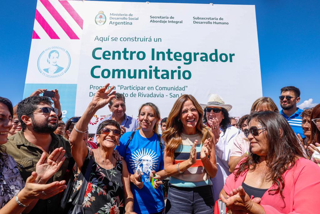 La ministra, el gobernador y autoridades locales frente al cartel donde se construirá el nuevo Centro Integrador Comunitario.