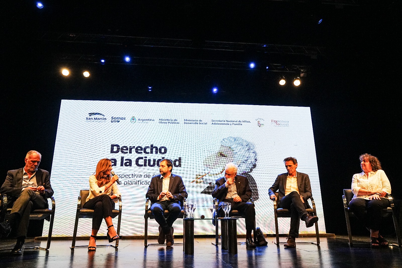 La ministra de Desarrollo Social, Victoria Tolosa Paz, se encuentra hablando junto con los expositores de la primera jornada del ciclo.