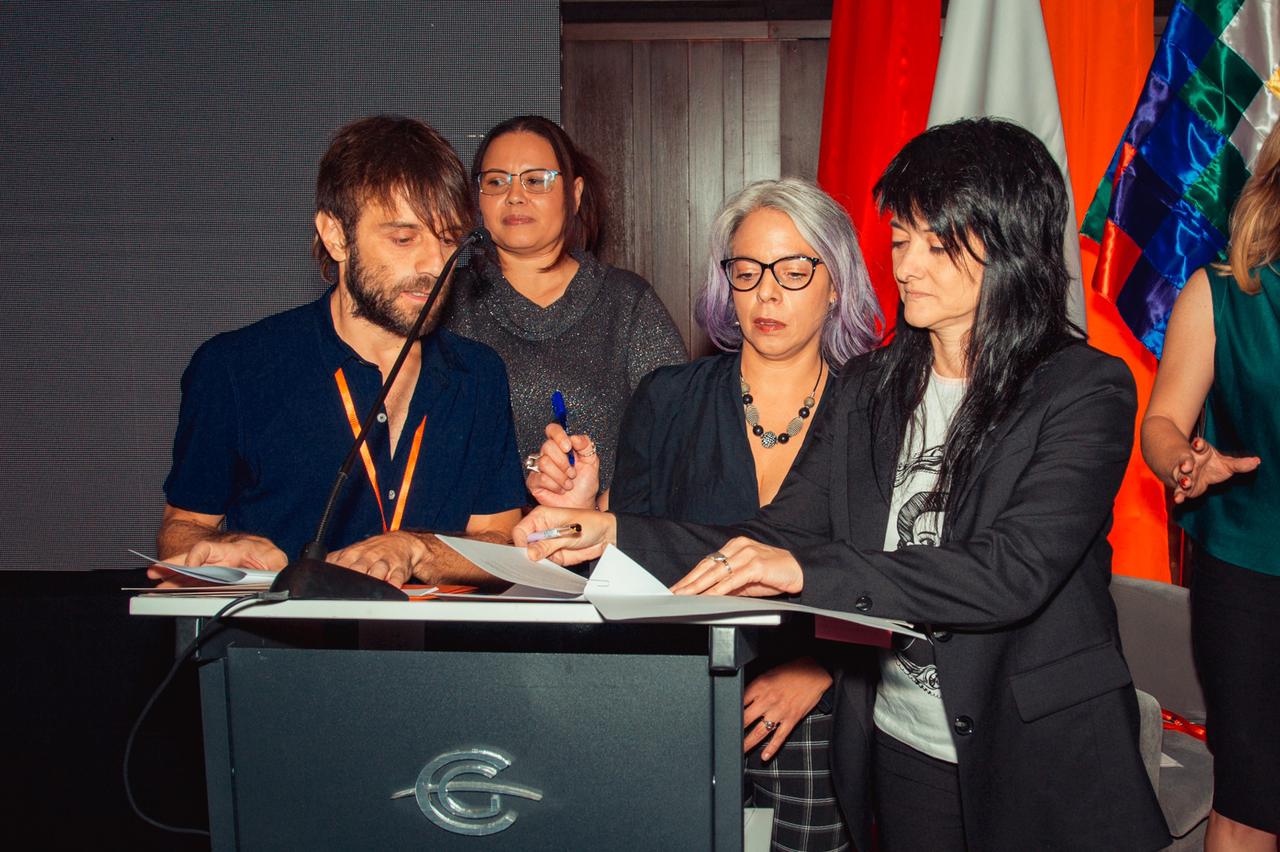 Greta Pena firmando el convenio de colaboración con ILGA LAC
