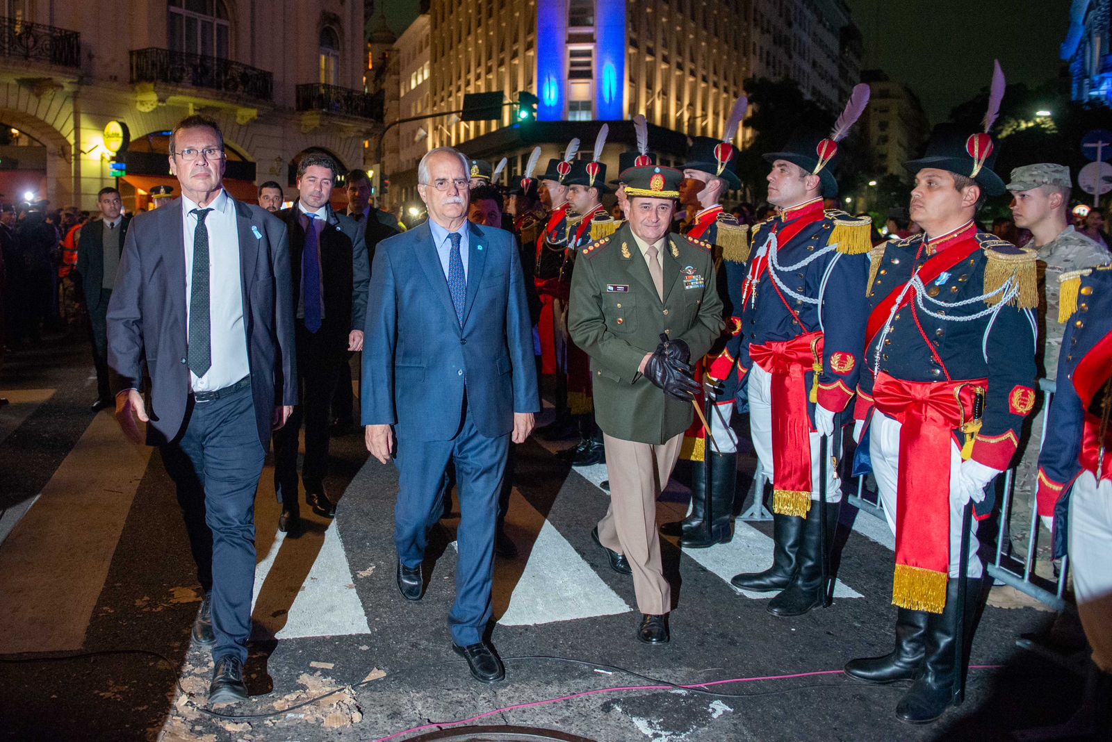 Bauer, Taiana y Pereda durante el tradicional cambio de guardia