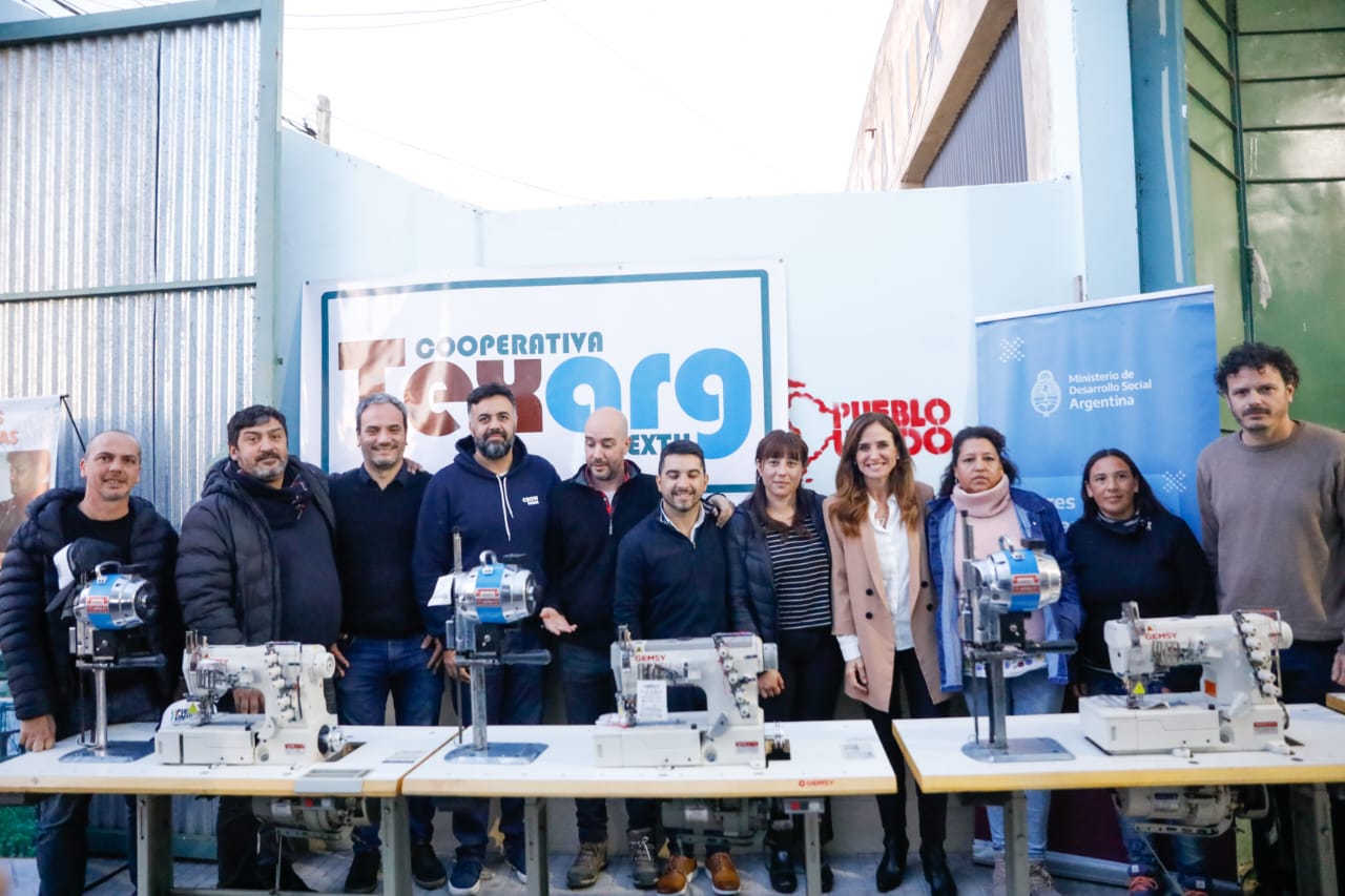 Los integrantes de la unidad productiva TexArg junto a la ministra Victoria Tolosa Paz. 