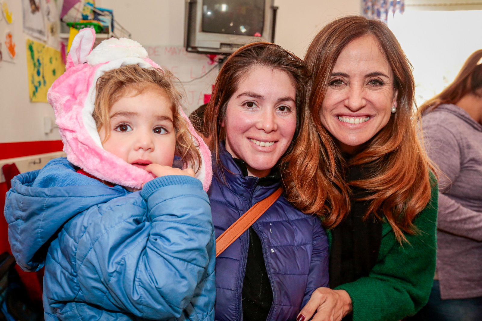 La ministra Victoria Tolosa Paz junto a una madre y su hija