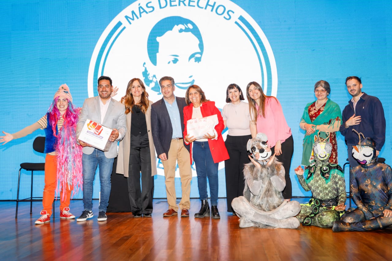 TLa ministra Victoria Tolosa Paz junto a funcionarios y actores en la presentación del programa Crecer Con Libros.