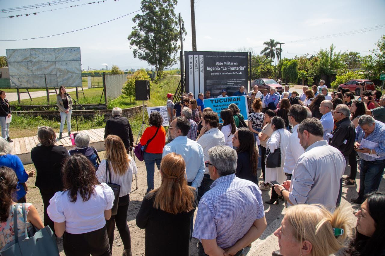 Asistentes al acto de señalización como sitio de memoria de la Base militar en Ingenio "La Fronterita"