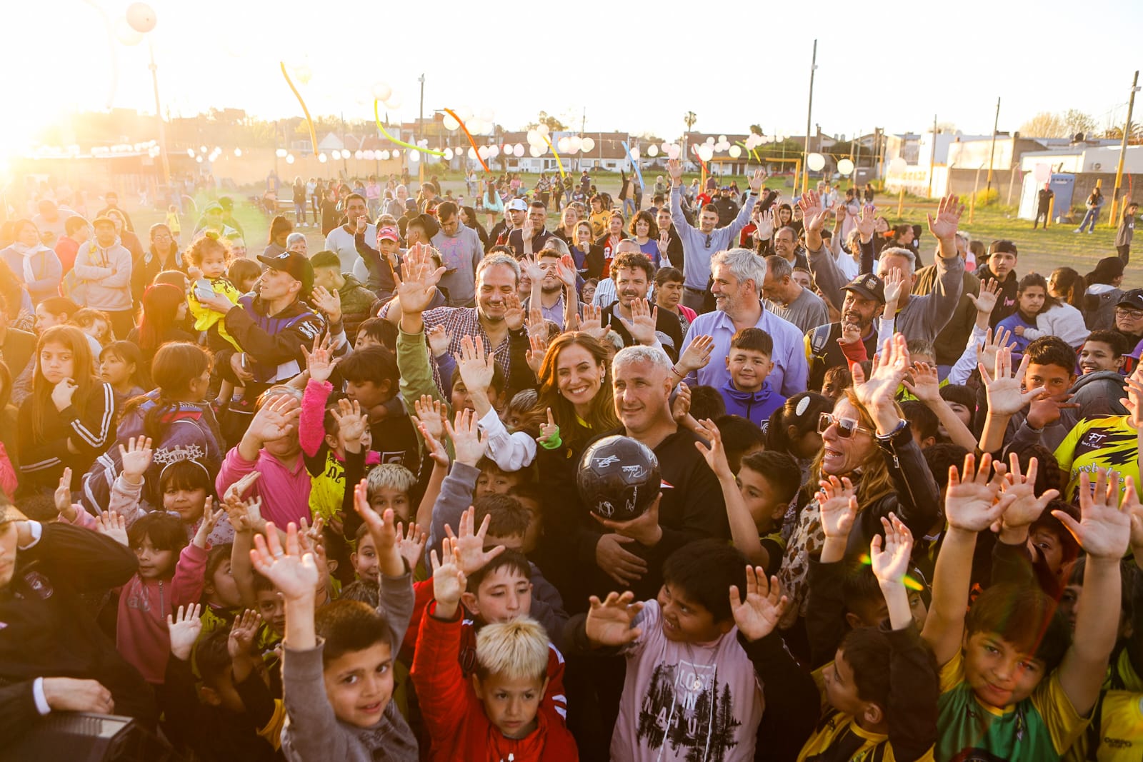 Decenas de chicas y chicos del Club Social y Deportivo La Plata V disfrutaron de actividades deportivas junto a la ministra Tolosa Paz y Julio Alak.