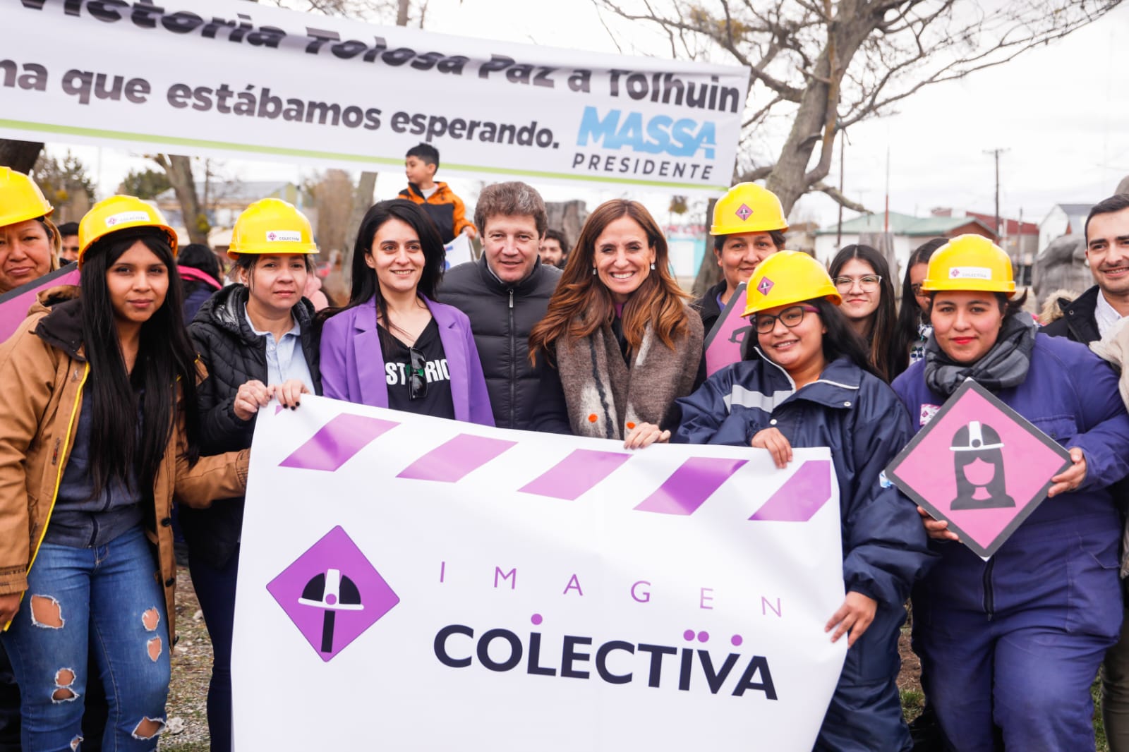 La ministra y el gobernador de Tierra del Fuego, Gustavo Melella, junto a mujeres que forman parte de "Imagen Colectiva".