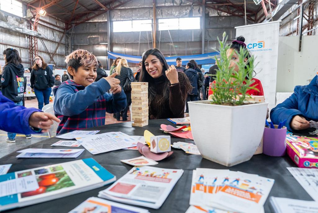 Jóvenes participando en un stand.