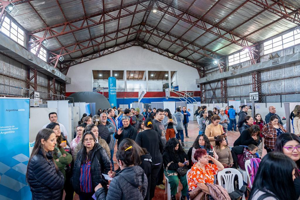 Vecinos visitan estands de El Estado en tu Barrio junto a Emprender.