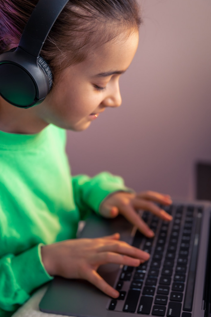 Fotografía de una niña ciega utilizando una computadora