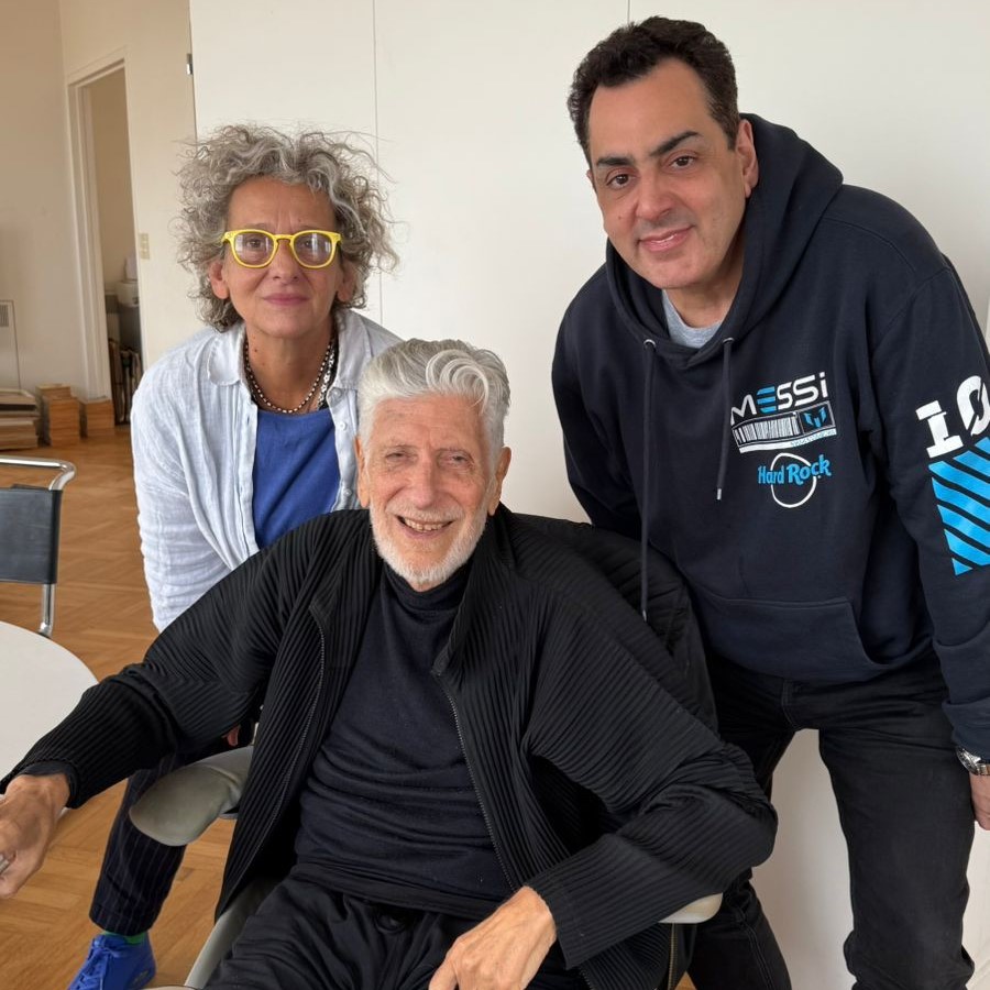 Claudio Segovia junto al secretario de Cultura Leonardo Cifelli y la directora del Palacio Libertad, Valeria Ambrosio.